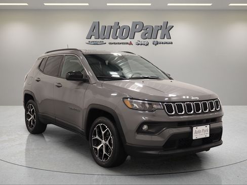 Used 2024 Jeep Compass Latitude AWD/4WD image 2