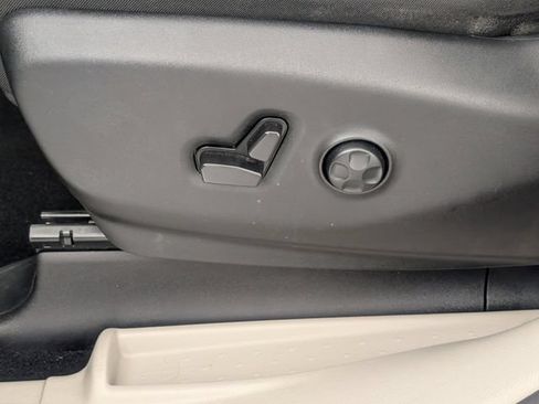 Used 2023 Chrysler Pacifica Touring-L FWD image 13