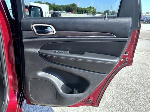 Used 2017 Jeep Grand Cherokee Overland AWD/4WD image 18