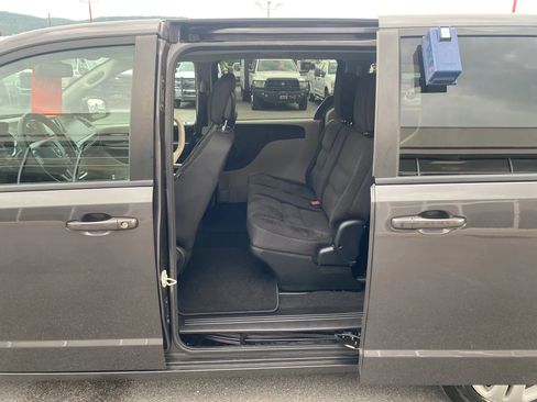 Used 2018 Dodge Grand Caravan SE w/ UConnect Hands-Free Group FWD image 22