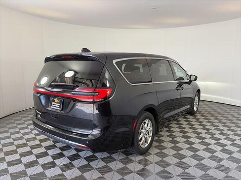 Used 2023 Chrysler Pacifica Touring-L FWD image 11