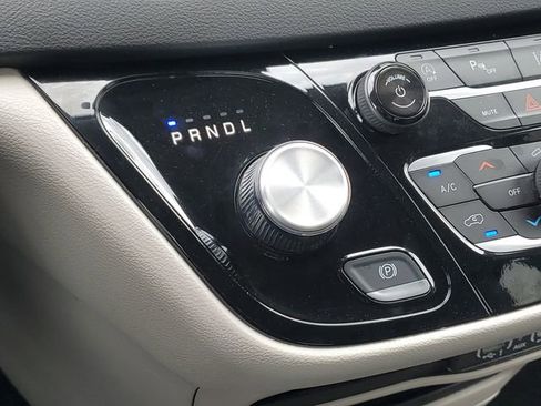 Used 2024 Chrysler Pacifica Touring-L FWD image 17