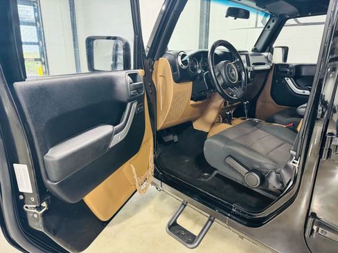 Used 2012 Jeep Wrangler Unlimited Sahara w/ Max Tow Pkg image 10