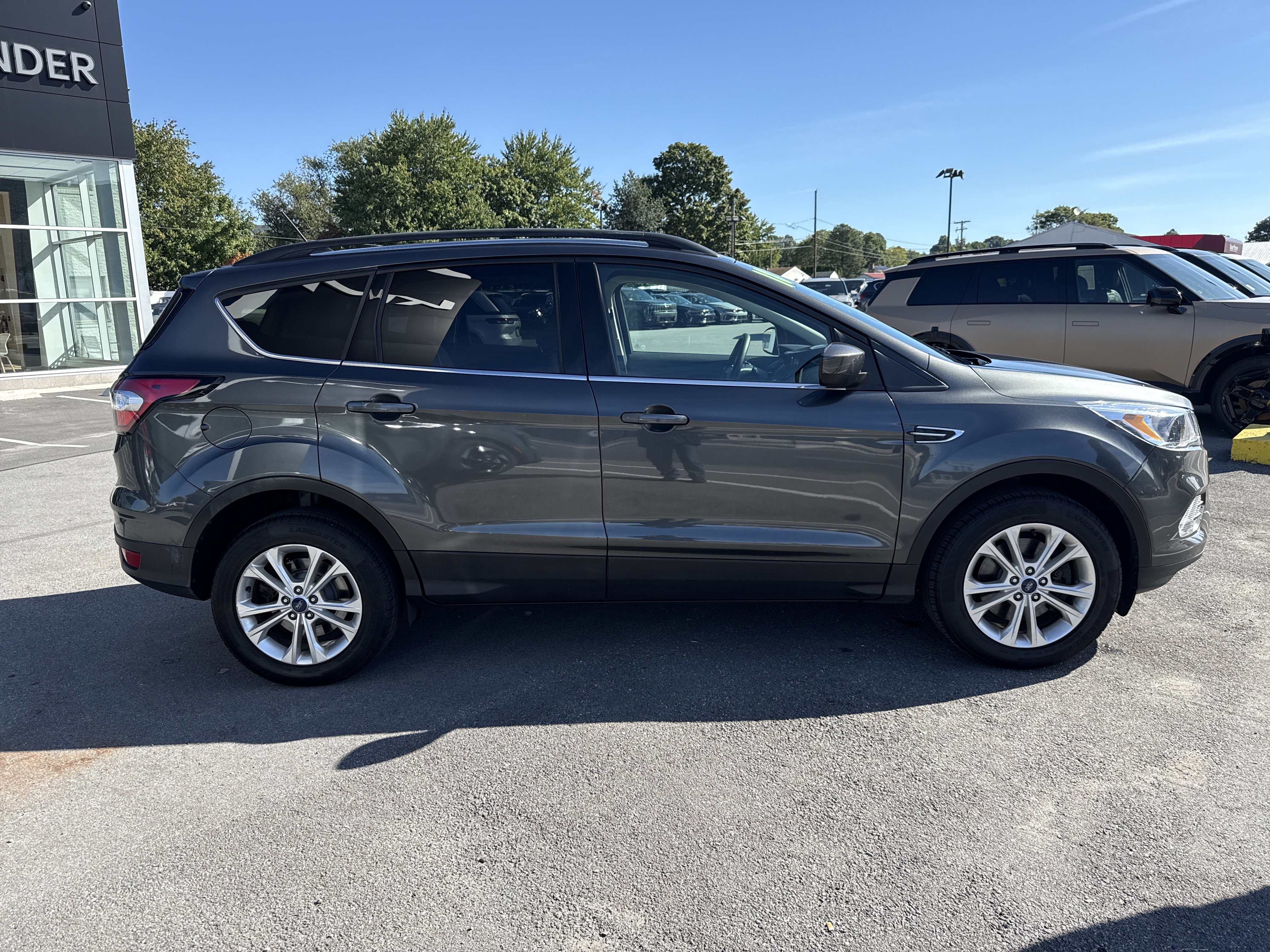 Used 2018 Ford Escape SE w/ Ford Safe & Smart Package AWD/4WD image 2