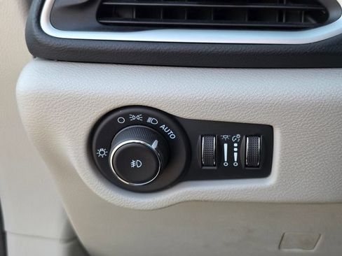 Used 2023 Chrysler Pacifica Touring-L FWD image 31