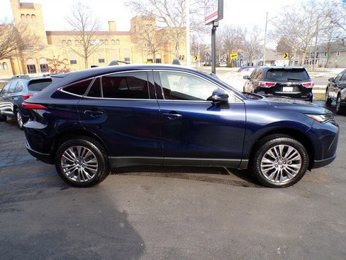 Used 2022 Toyota Venza XLE image 3