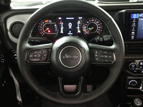 Used 2025 Jeep Wrangler Unlimited Sport AWD/4WD image 17