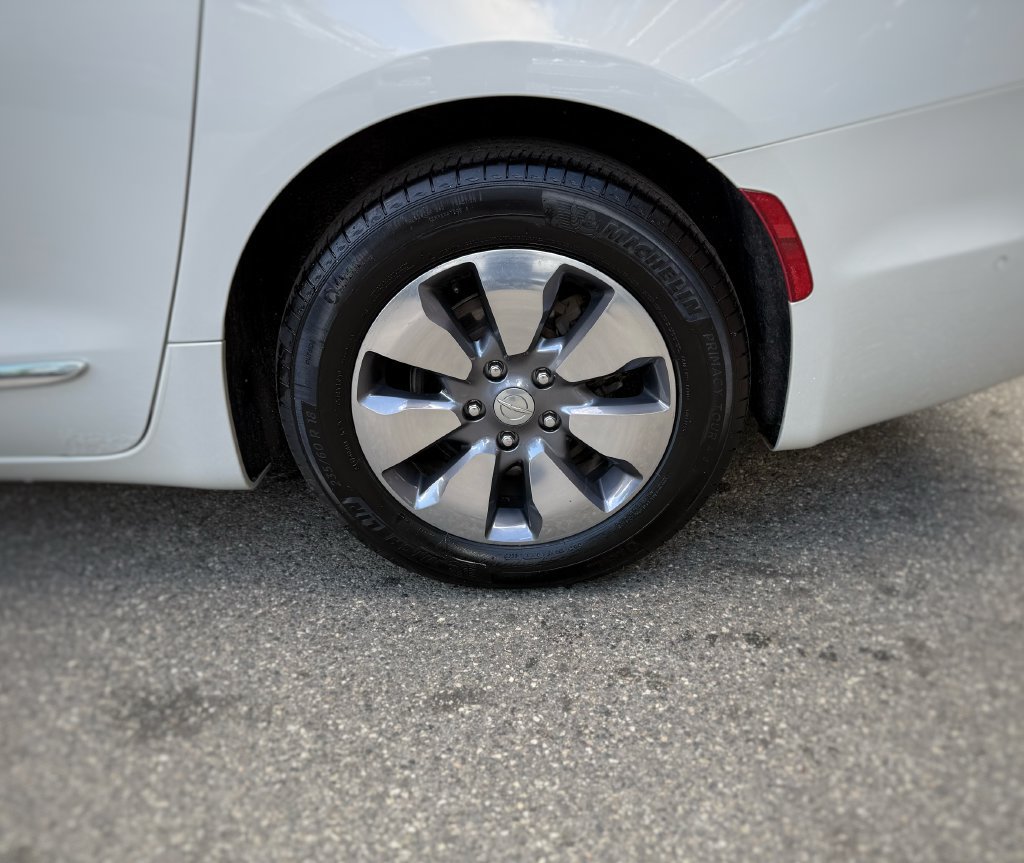 Used 2019 Chrysler Pacifica Limited w/ Advanced Safetytec Group FWD image 16