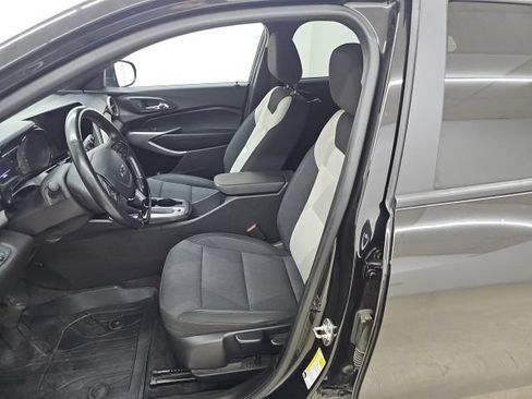 Used 2024 Chevrolet Trax RS FWD image 2