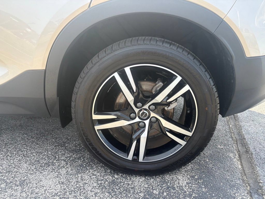 Used 2024 Volvo XC40 B5 Core AWD/4WD image 13