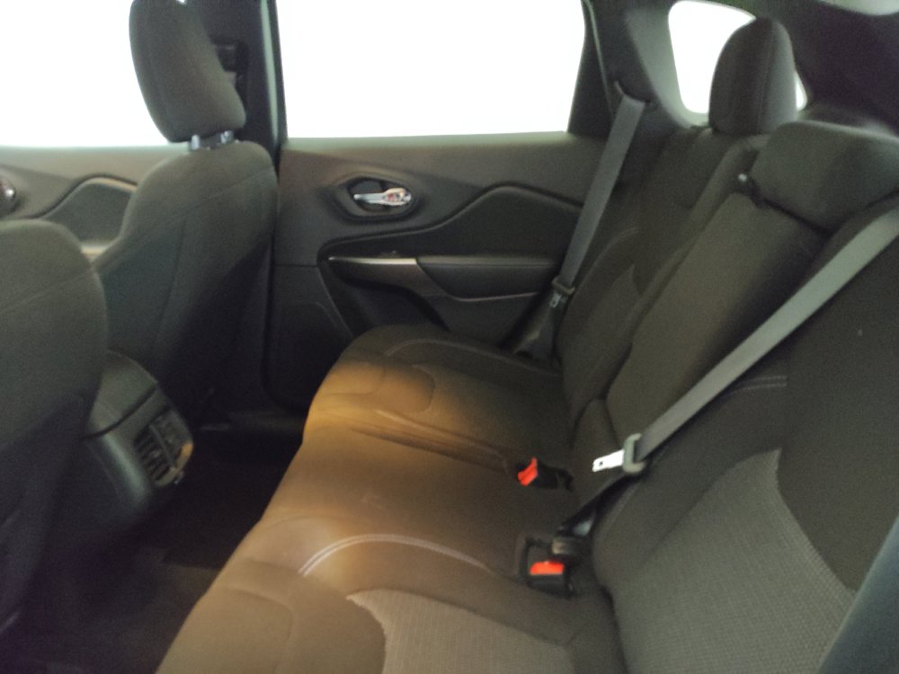 Used 2021 Jeep Cherokee Latitude FWD image 18