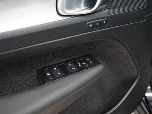 Used 2022 Volvo XC40 T5 Momentum image 24