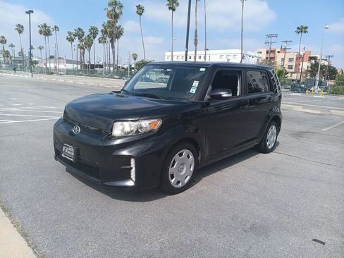 Used 2014 Scion xB Hatchback 4D image 3