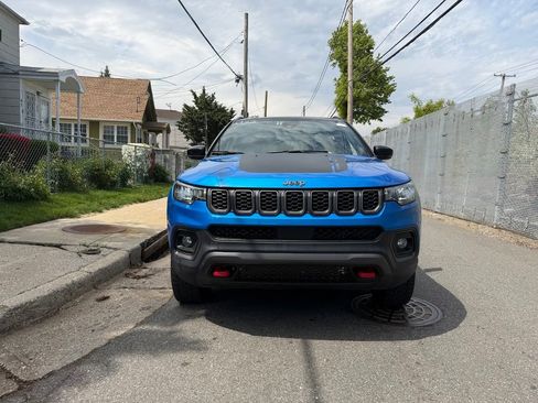 Used 2025 Jeep Compass Trailhawk AWD/4WD image 3