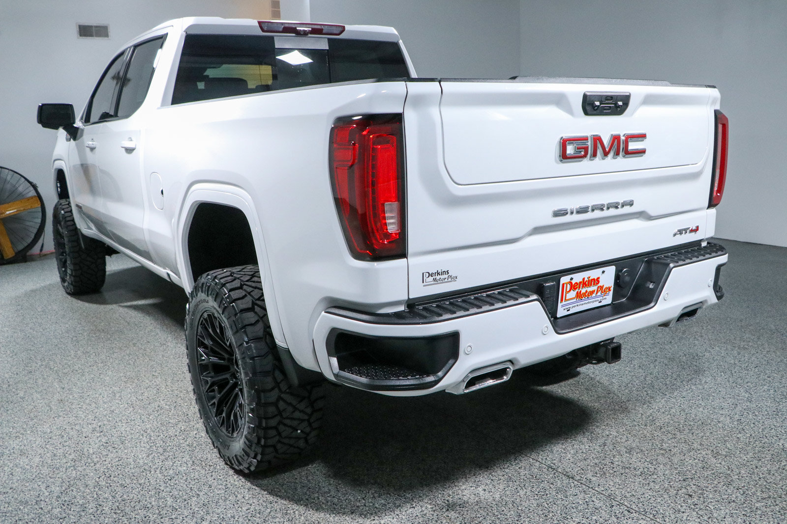 Used 2024 GMC Sierra 1500 AT4 w/ Technology Package AWD/4WD image 9