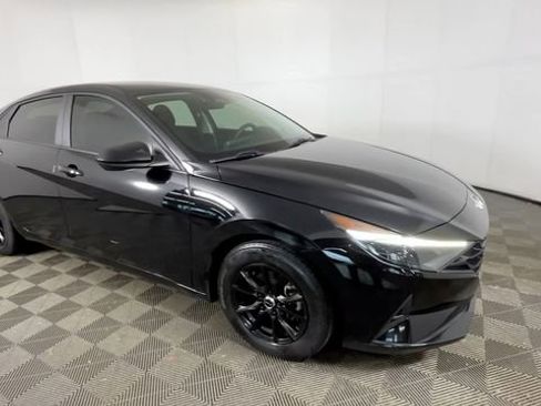 Used 2021 Hyundai Elantra SE FWD image 2