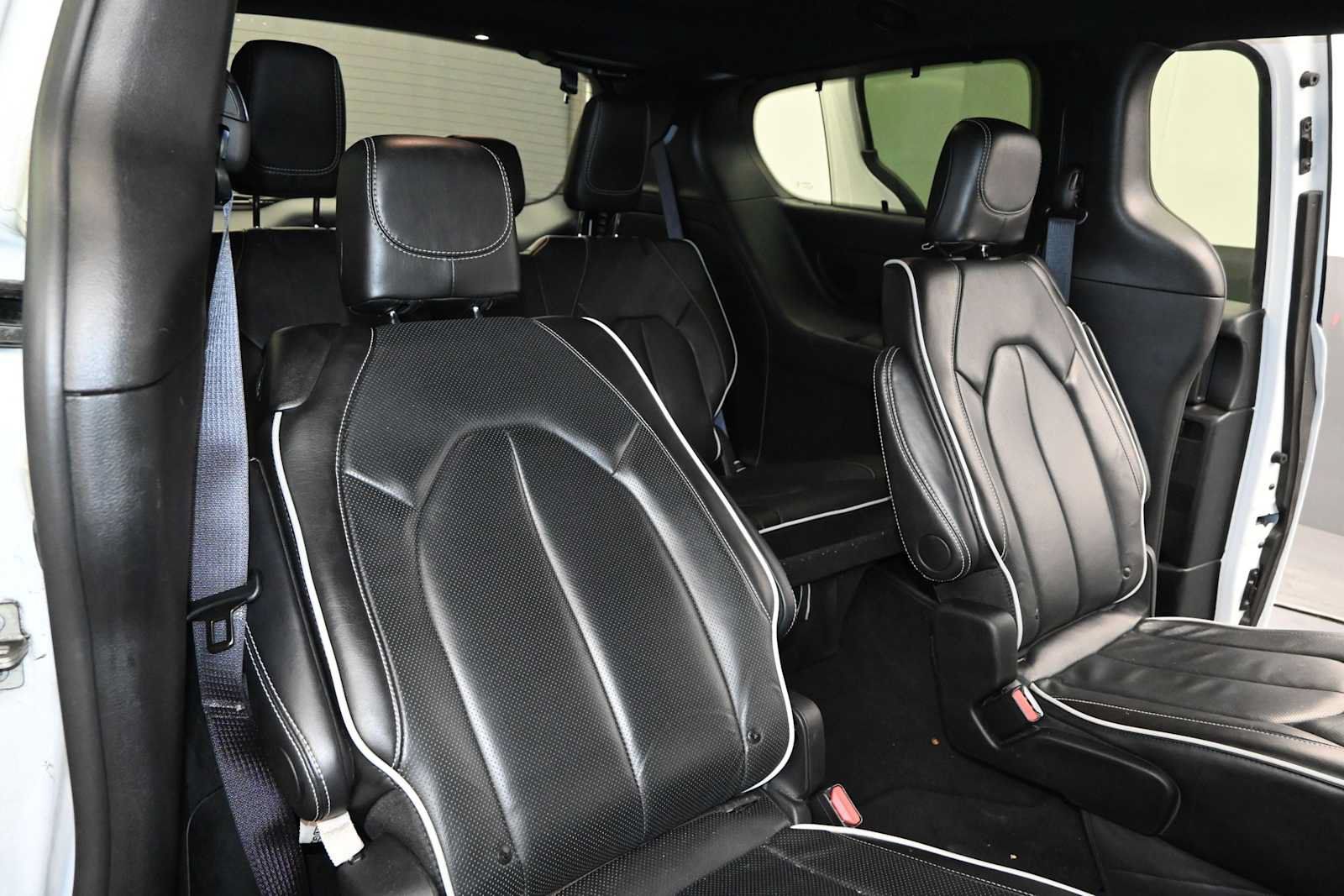 Used 2025 Chrysler Pacifica Limited FWD image 27