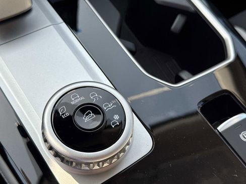 New 2025 Mitsubishi Outlander SE image 30