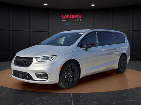 New 2026 Chrysler Pacifica Select w/ S Appearance Package image 1