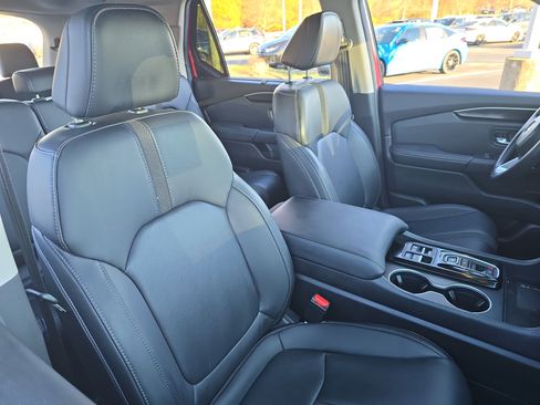 Used 2024 Honda Pilot Touring image 10