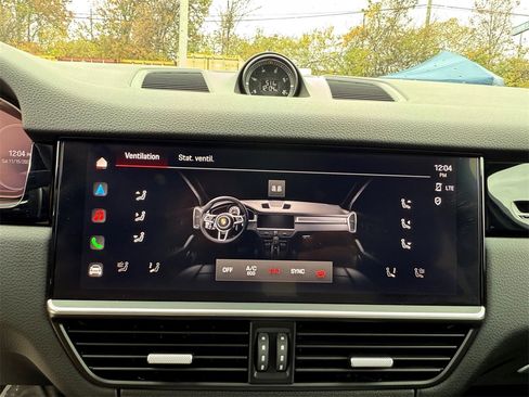 Used 2022 Porsche Cayenne image 16