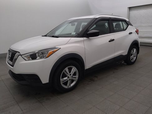 Used 2019 Nissan Kicks S FWD image 2