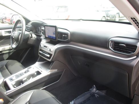 Used 2024 Ford Explorer XLT w/ Equipment Group 202A AWD/4WD image 42