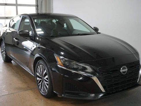 Used 2024 Nissan Altima 2.5 SV image 4