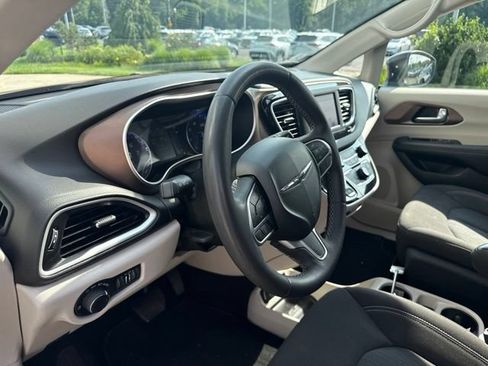 Used 2024 Chrysler Voyager LX FWD image 14