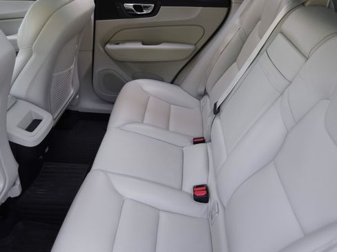 Used 2020 Volvo XC60 T5 Momentum w/ Protection Package FWD image 37