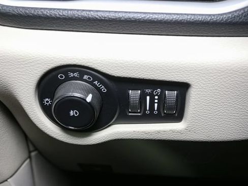 Used 2023 Chrysler Pacifica Touring-L FWD image 36