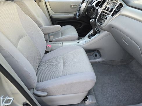 Used 2005 Toyota Highlander 2WD V6 w/ 3rd Row image 20
