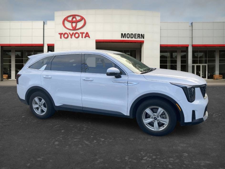 Used 2025 Kia Sorento LX FWD image 9