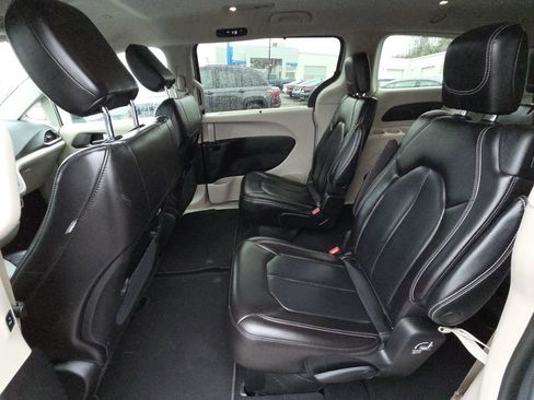 Used 2023 Chrysler Pacifica Touring-L image 27