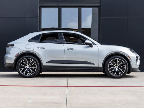 Certified 2025 Porsche Macan Electric image 12