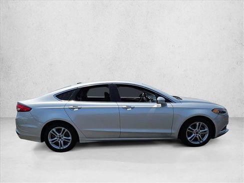 Used 2018 Ford Fusion SE w/ Fusion SE Technology Package FWD image 4