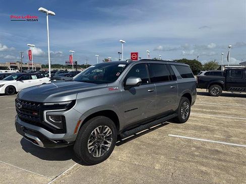 Used 2025 Chevrolet Suburban Z71 AWD/4WD image 3