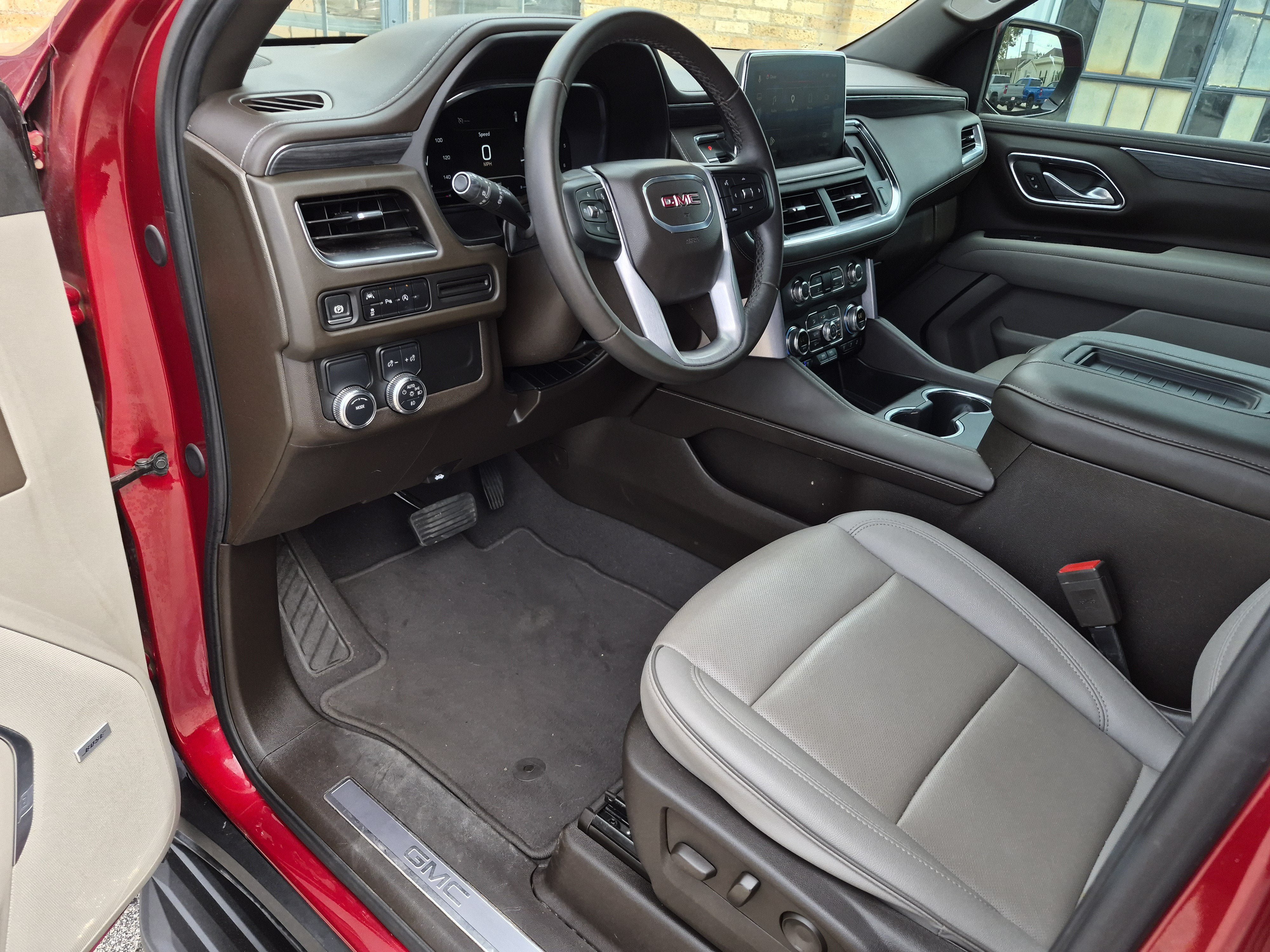 Used 2024 GMC Yukon SLT RWD image 12