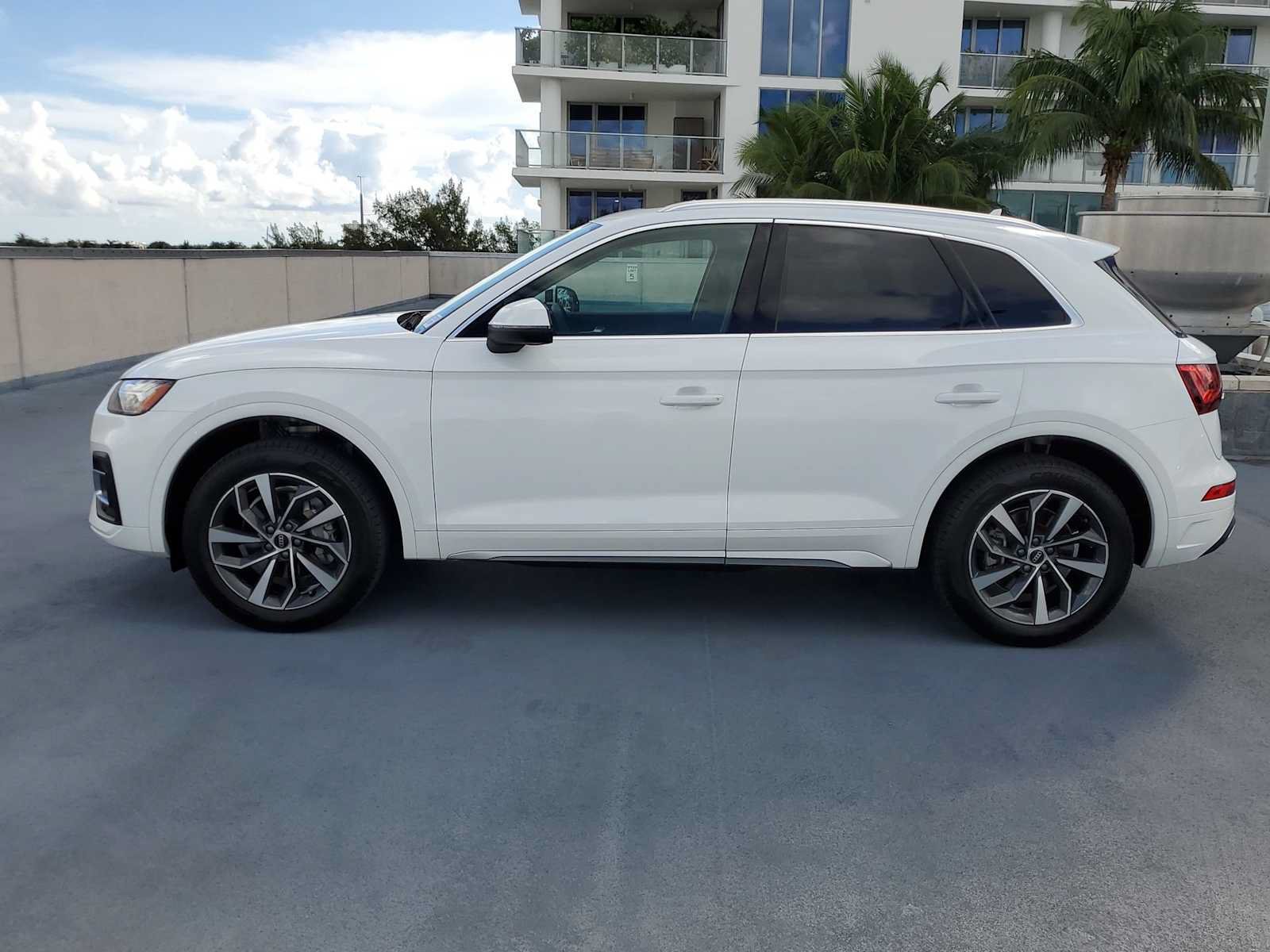 Used 2021 Audi Q5 2.0T Premium Plus w/ Premium Plus Package AWD/4WD image 3