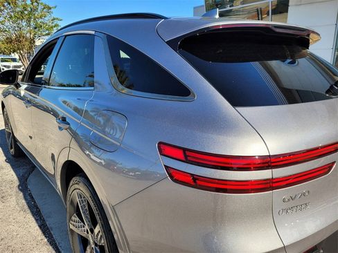 Used 2022 Genesis GV70 2.5T w/ Sport Prestige Package image 9