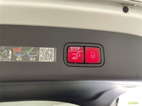 Used 2025 Mercedes-Benz GLC 300 4MATIC image 16