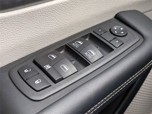 Used 2024 Chrysler Pacifica Select image 29