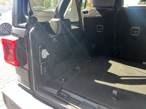 Used 2024 Jeep Wrangler Sahara image 36