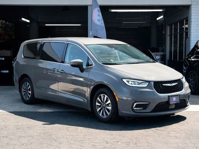 Used 2023 Chrysler Pacifica Touring-L