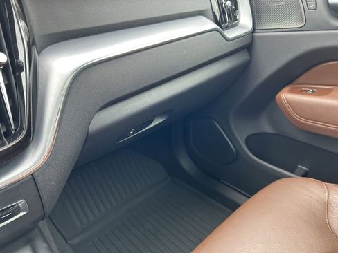 Used 2019 Volvo XC60 T6 Momentum w/ Advanced Package image 22