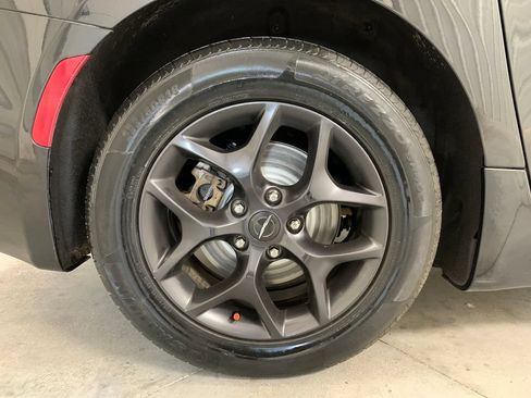 Used 2018 Chrysler Pacifica Touring Plus w/ S Appearance Package FWD image 27