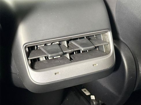 Used 2025 Tesla Model Y Long Range AWD/4WD image 33