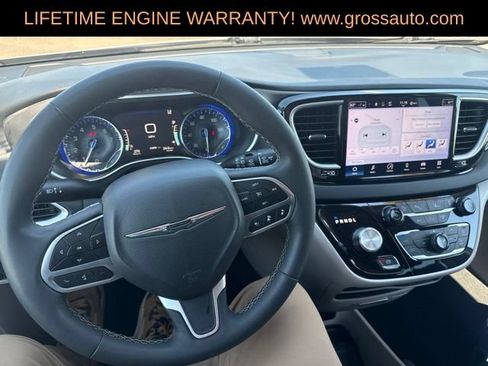 Certified 2024 Chrysler Pacifica Touring-L FWD image 3