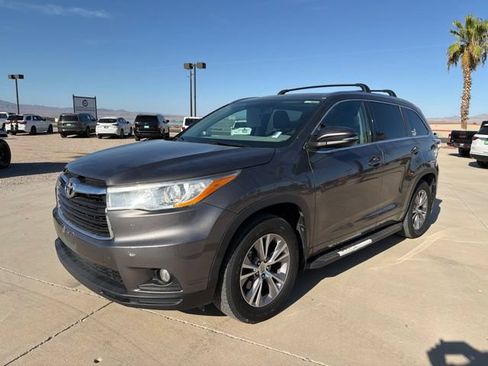 Used 2014 Toyota Highlander XLE AWD/4WD image 1
