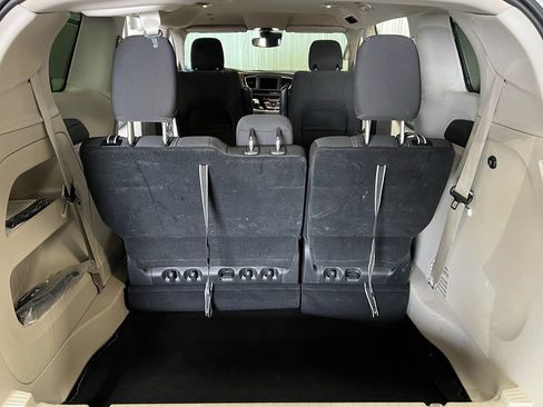 Used 2023 Chrysler Voyager LX image 15